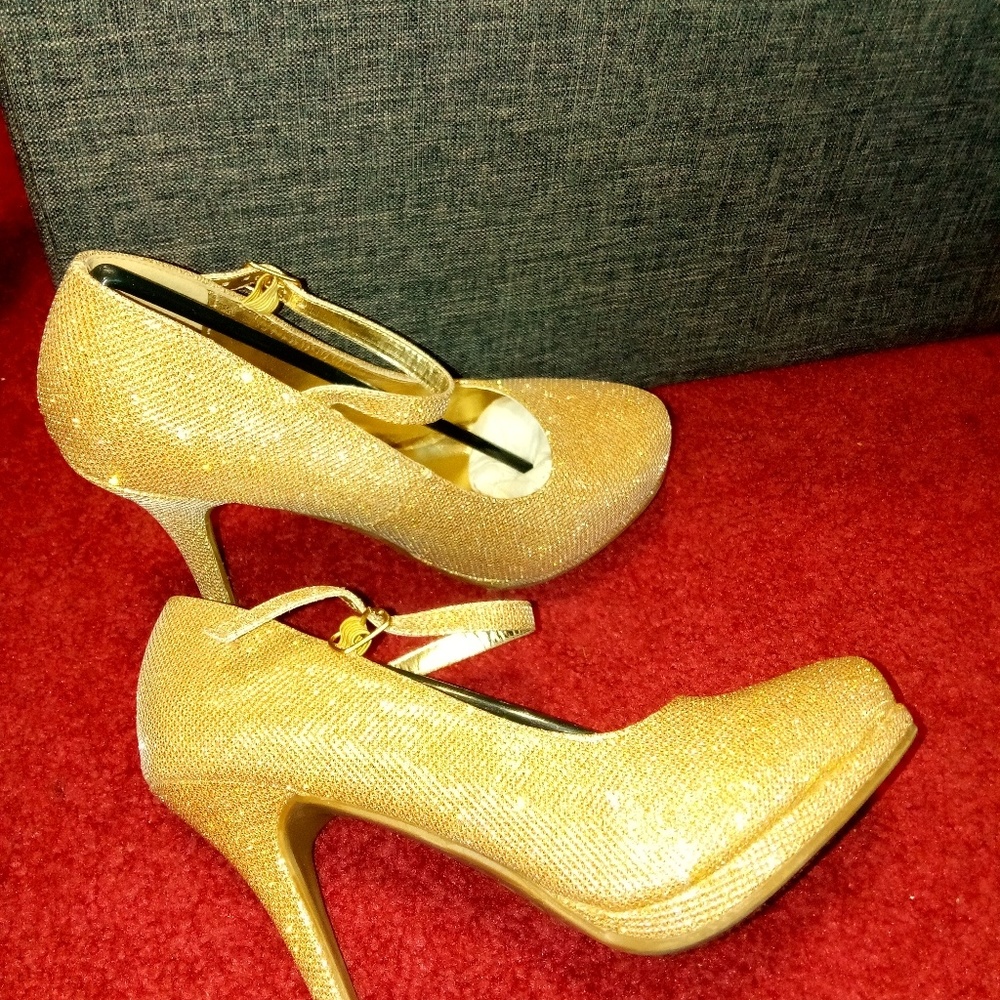 Gold evening pumps